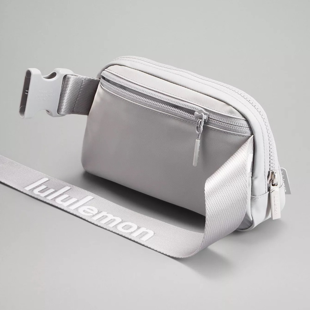 NWT lululemon Everywhere Belt Bag - silver/white - Picture 8 of 11